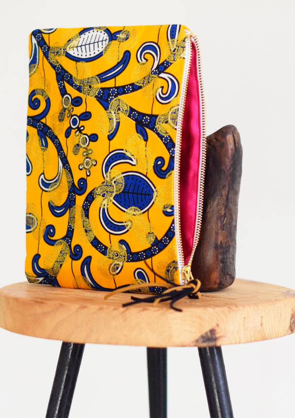 Clutch Satisfaction - bolso de mano de tela con estampado amarillo, azul y blanco y motivos de sobreimpresión dorados