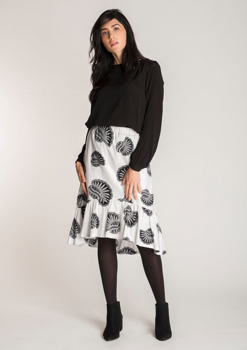 Cora & Lea - Mujer - falda asimétrica Jagger. African Wax-Print, Estampado blanco y negro  con conchas marinas. 